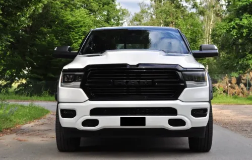 Dodge RAM 1500 Laramie Sport 5.7 V8 HEMI 4x4 – 399 CH – Long Bed – 10.000 km – 2024