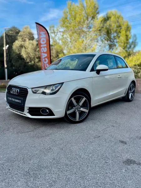 Audi A1 Sportback 1.6 TDi 105ch Ambition Luxe (RADARS AR / ÉCRAN GPS / CLIM AUTO / JANTES ALU / FEUX FULL LED / RÉGULATEUR)