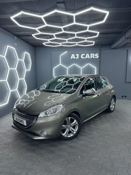 Peugeot 208 1.6 HDi 90Ch *AUTOMATIQUE *CLIM *DISTRI NEUVE *GARANTIE 12 MOIS