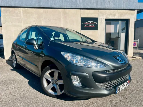 PEUGEOT 308 HDi 110CH *1ERE MAIN & 44.000KMS* ÉTAT IRREPROCHBALE / BOITE AUTO / GPS / RADARS / CLIM AUTO / BLUETOOTH / TOIT PANO / REGULATEUR / LIMIEUR / ATTELAGE / FELINE