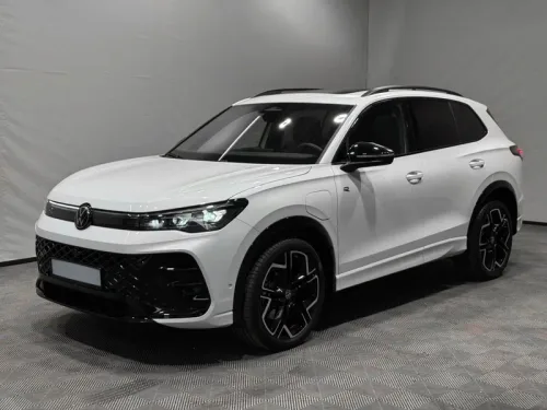 Moins 32% : Tiguan R-Line Exclusive 272 eHybride, Attelage, 2.400 km, Garantie VW 07/2030