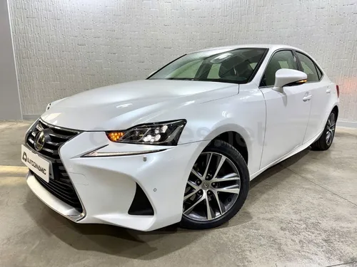 LEXUS IS 2.5 300h Executive Parking
