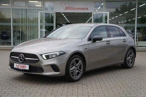 Mercedes-Benz A 220 250e Sedán 8G-DCT