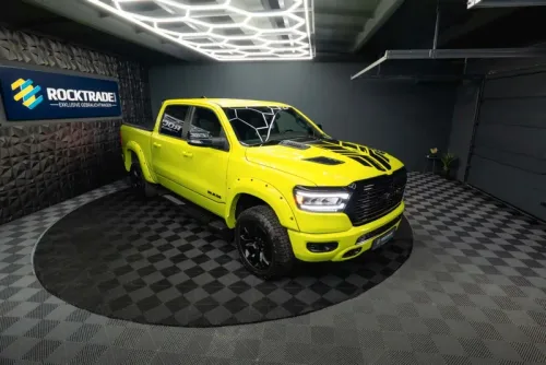 Dodge RAM 1500 5.7 V8 HEMI 401ch Pick-up 4x4 ROCKTRADE SIGNATURE EDITION ACID YELLOW | Offroad Night-Paket • Rehausse • Alpine 9HP